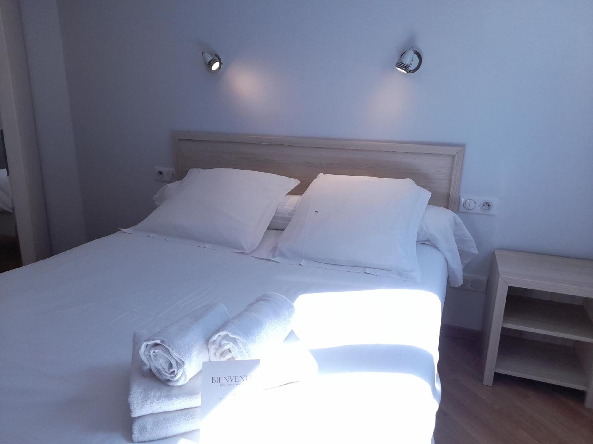 Hotel Platanes - Kb Hotel Group Etauliers Ngoại thất bức ảnh