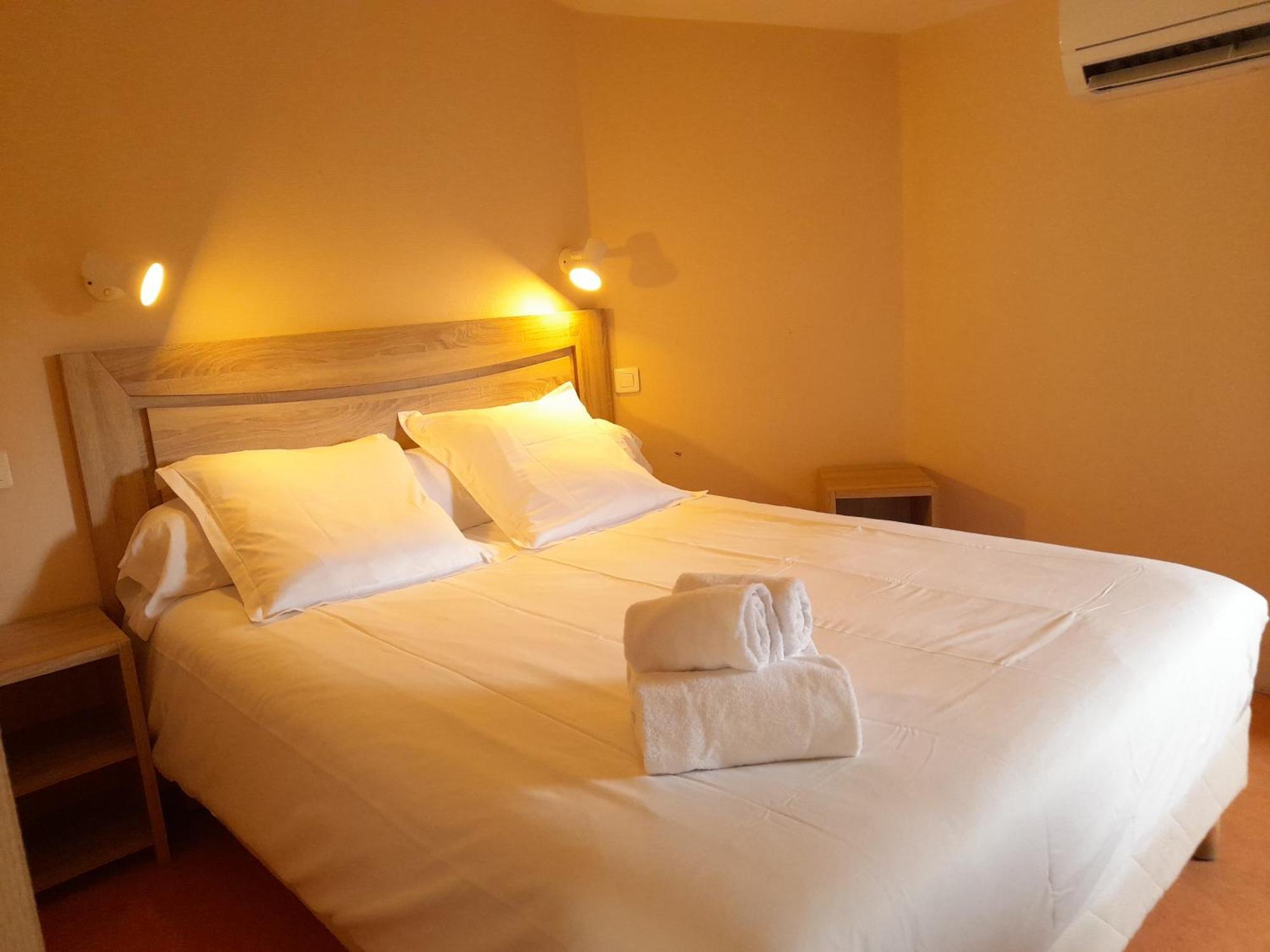 Hotel Platanes - Kb Hotel Group Etauliers Ngoại thất bức ảnh